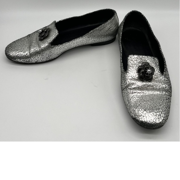 Chanel Re-Soled Fall 2015 Silver Leather Floral Charm Appliqué Loafer sz 38.5 - Picture 1 of 7